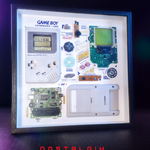 Shadowbox Game Boy vista frontal: Game Boy original 1989 desmontado pieza por pieza en marco 33x33 cm de Nostalgix