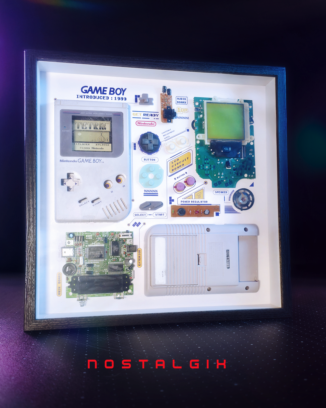 Shadowbox Game Boy vista frontal: Game Boy original 1989 desmontado pieza por pieza en marco 33x33 cm de Nostalgix
