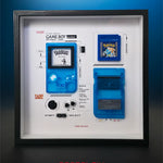 Shadowbox Game Boy Pocket Pokémon Blue vista frontal: Game Boy Pocket original con cartucho Pokémon Blue en marco 33x33 cm - Nostalgix