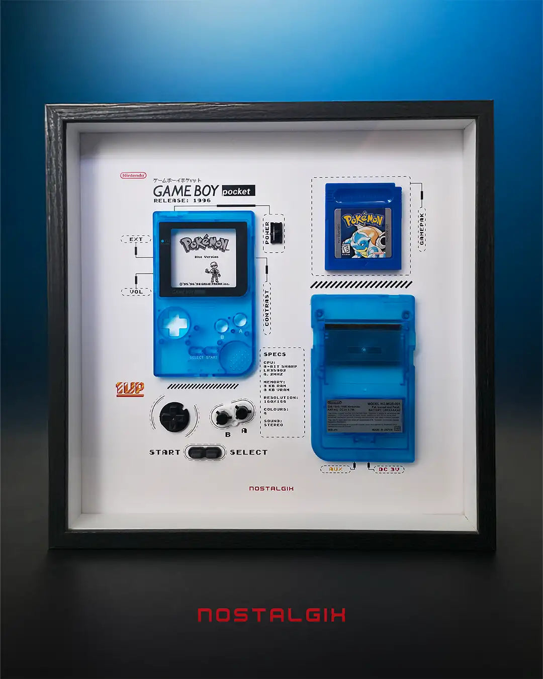 Shadowbox Game Boy Pocket Pokémon Blue vista frontal: Game Boy Pocket original con cartucho Pokémon Blue en marco 33x33 cm - Nostalgix