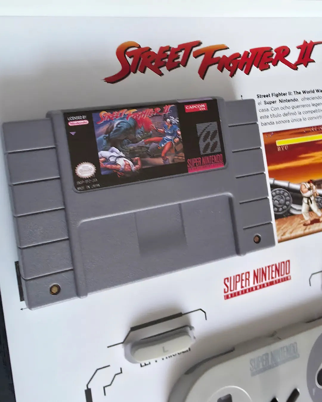 Shadowbox Control SNES + Street Fighter II detalle 3: ensamblaje manual de la pieza con control desmontado y cartucho original